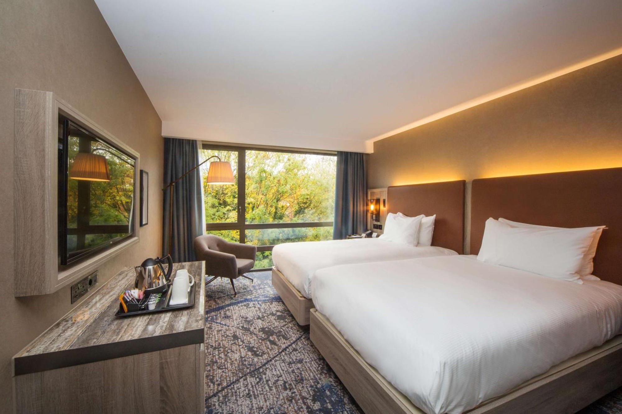 Hotel Doubletree By Hilton London Kingston Upon Thames Exterior foto